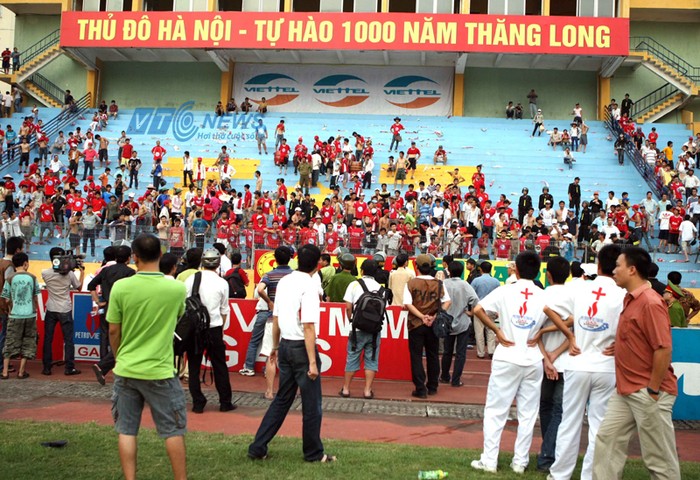 Sân Hàng Đẫy mùa giải 2008 và 2009 cũng chứng kiến những cảnh tượng kinh hoàng của nhóm CĐV Hải Phòng